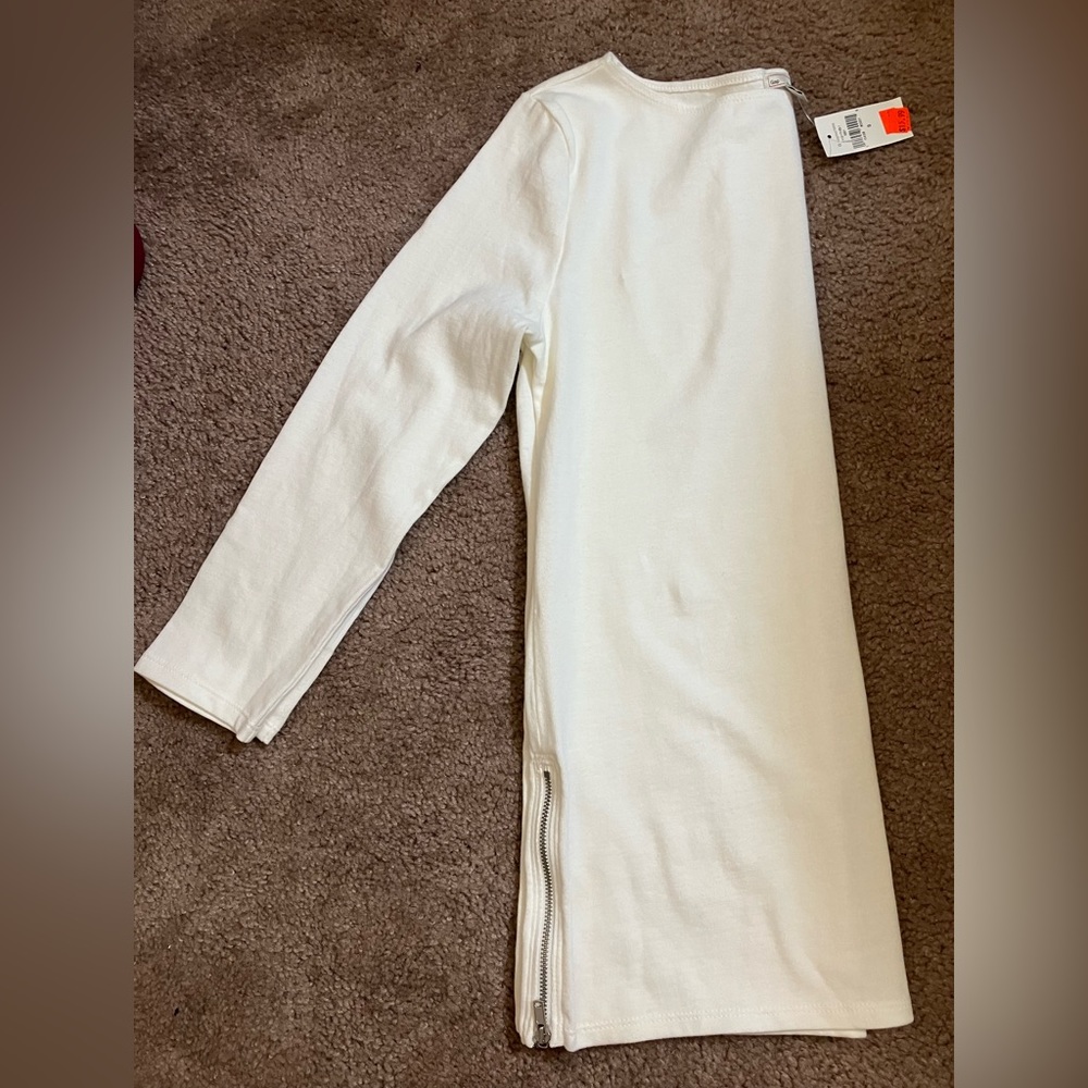 Gap women’s boat neck 3/4 sleeve white tee with side zippers for decoration.